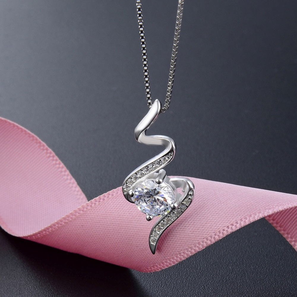 925 silver necklace with zirconia pendant.